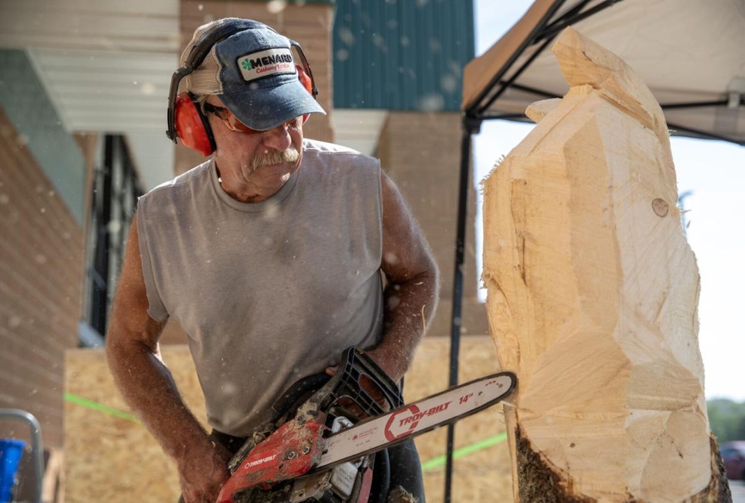 Chainsaw artist creates buzz around new Menards