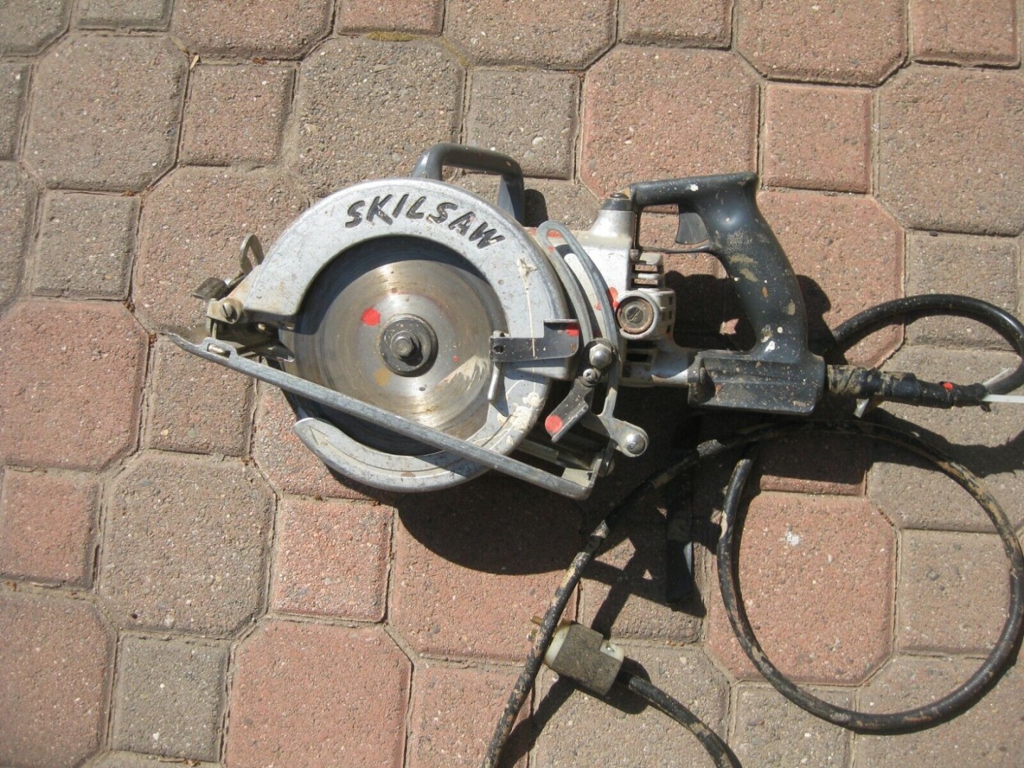 vintage-skilsge-wurmantrieb-kreissge-modell-super-duty-geschicksge The Ultimate Worm Drive Saw Review: Power, Precision, And Everything In Between picture
