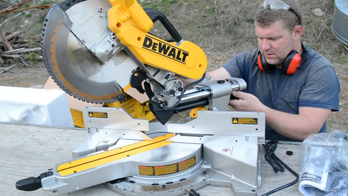 dewalt-dws-double-bevel-compound-sliding-miter-saw-unboxing DeWalt DWS780 Miter Saw Review picture