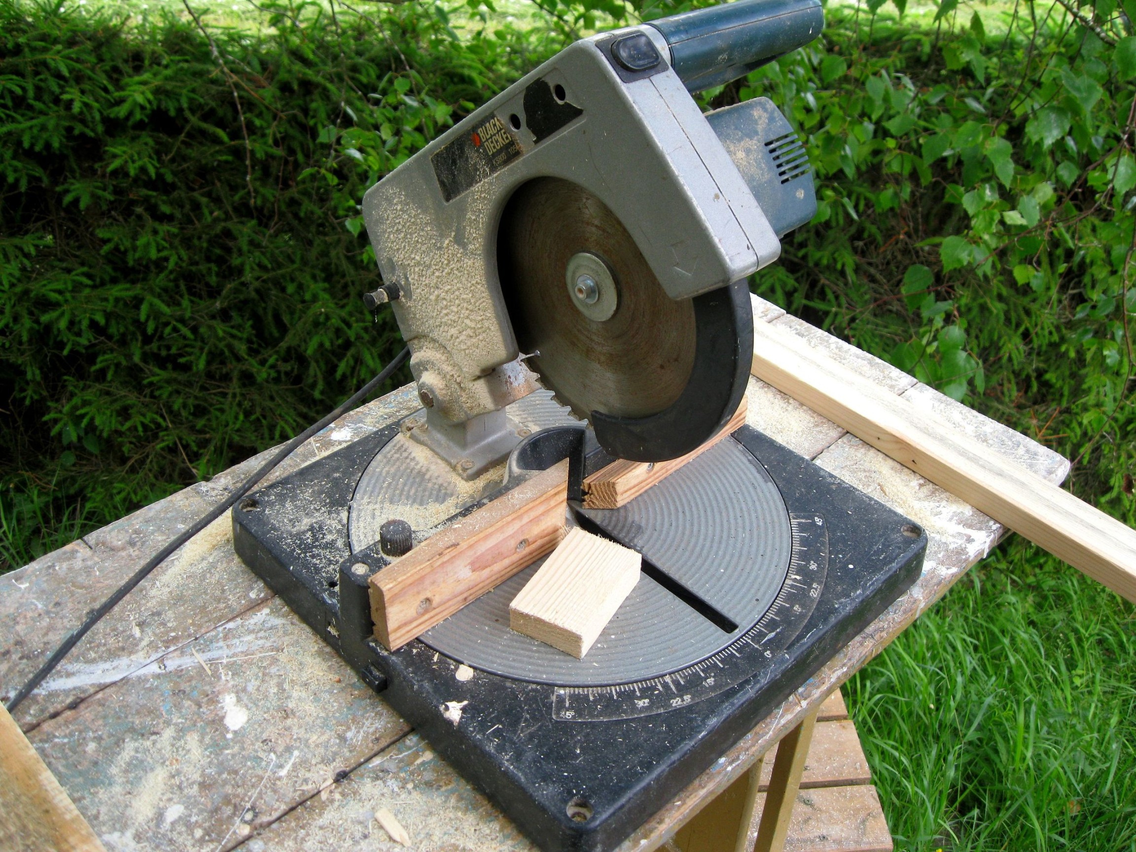 File:Black & Decker miter saw